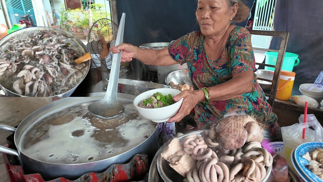 Quán cháo lòng 40 năm thơm ngon nhìn thôi đã thấy phát thèm