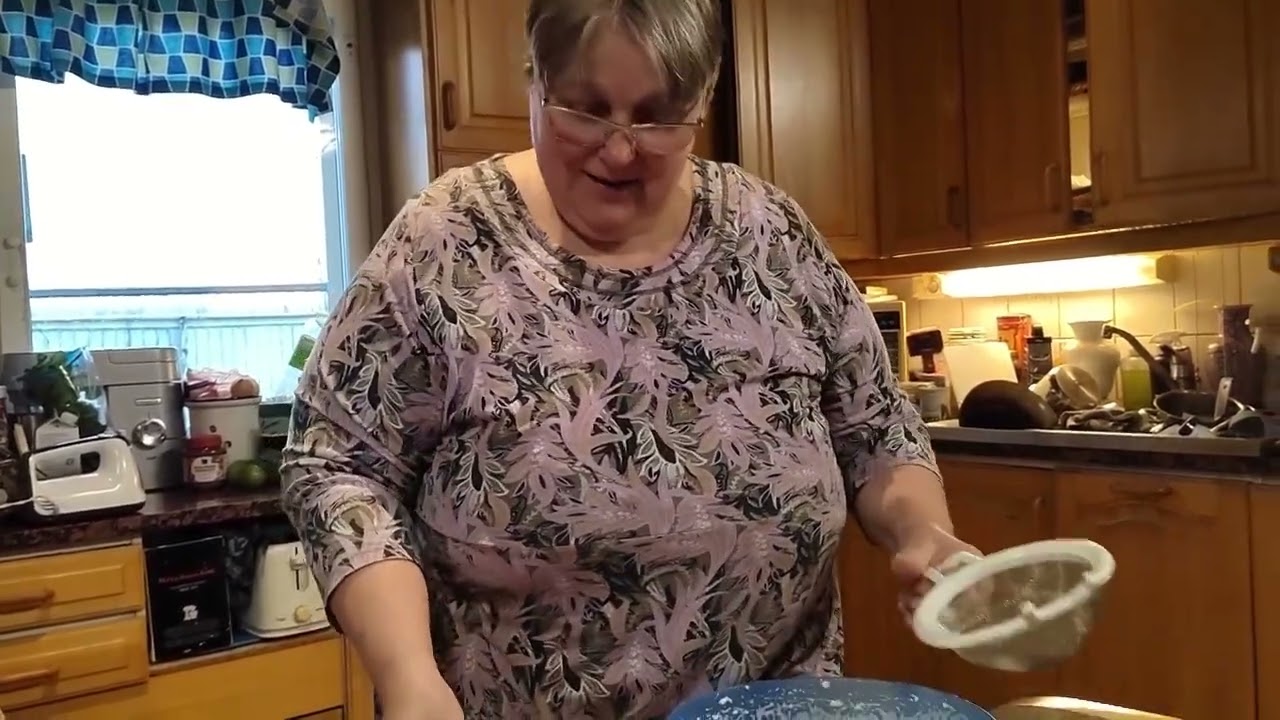 Kausi 3; Jakso 44: Syntymäpäivän/isänpäivän suklaakakku - Tapahtuu mummolassa !