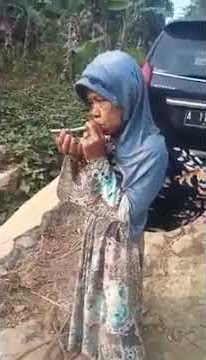 Nenek alay merokok lewat hidung