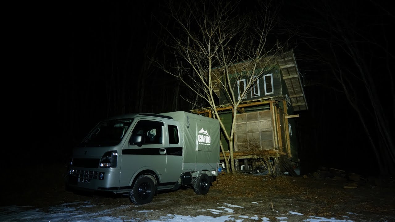 Ночью сплю один в машине среди развалин, напуганный присутствием чего-то.