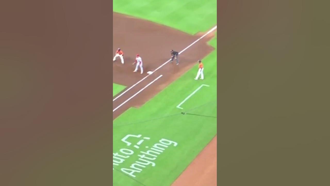 first-base-coach-on-field-when-talking-to-runner-youtube