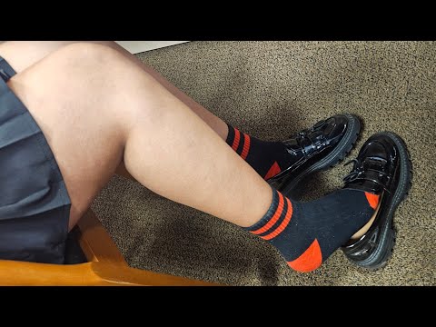 Do schoolgirls shoeplay live?