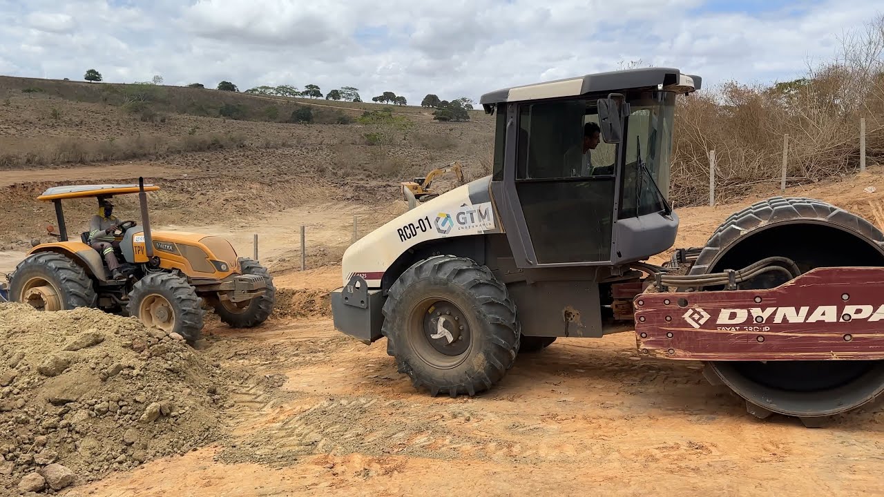 O serviço das máquinas pesadas na construção da pista que dá acesso ao aeródromo de Araruna pb