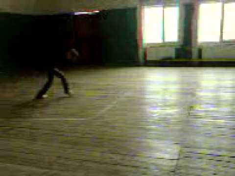 ხელებით დადის