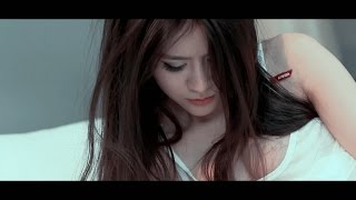 Video thumbnail of "សួរតាមត្រង់ដែលខ្លាចបាត់បងខ្ញុំអត់ - ខៀវ ដាឡិច [ MV ]"