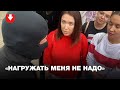 Сотрудник ОМОНа спорит с протестующими