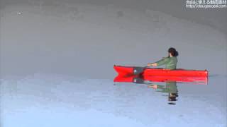 動画素材赤いカヤックを漕ぐ男性　Man Kayaks On Calm Water