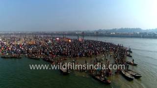 Aerial view of hindu devotees take dip in the water holy confluence
ganga yamuna and saraswati. tourists pilgrims from all over world c...