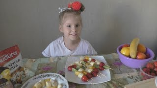 Собираем клубнику готовим супер вкусный фруктовый шашлык Собираем клубнику готовим супер вкусный фруктовый шашлык