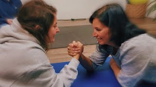 MOM vs DAUGHTER - Arm Wrestling 💪