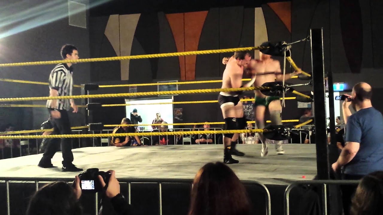 FAN FILMED NHPW Rory Holmes VS Aaron O'malley