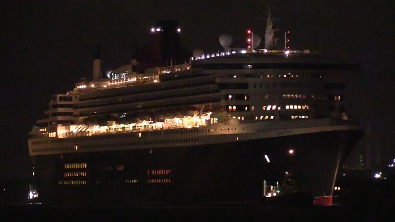 QUEEN MARY 2 & AURORA ARRIVE SOUTHAMPTON WITH TUG ASSISTANCE 15/12/25