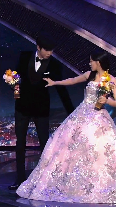 Hyo-Seop helping sejeong with her dress 😭 #businessproposal #kimsejeong #ahnhyoseop #sbsaward2022