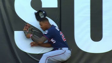MIN@TEX: Buxton runs into outfield wall, exits game