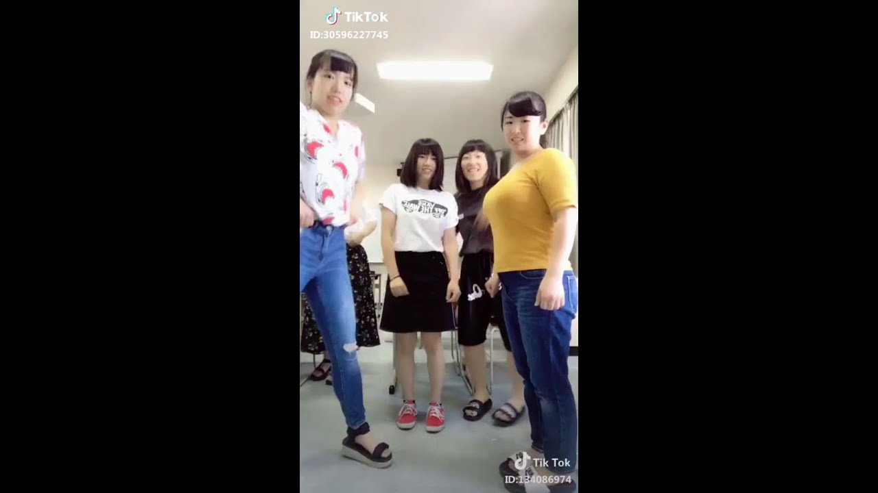 ゆっさゆっさと胸元も揺れる街角💓【TikTok】 - YouTube