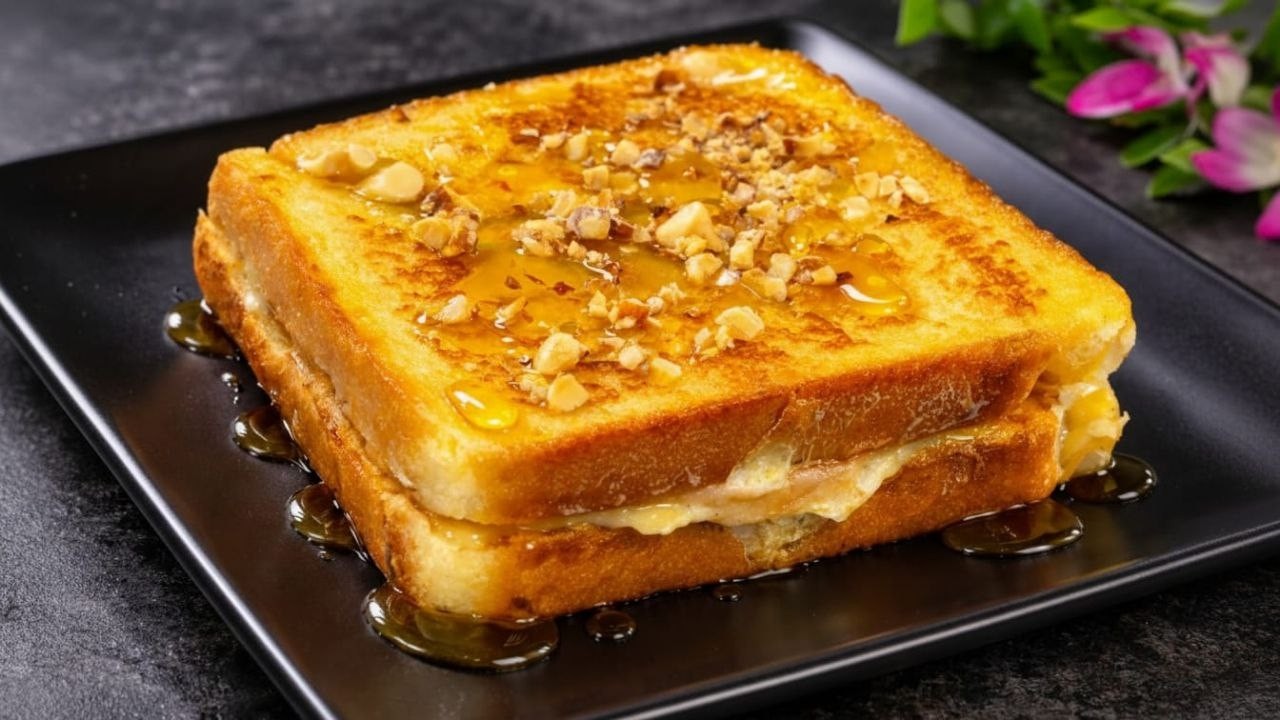 Вы еще никогда не пробовали такой вкусный завтрак – сэндвич с французскими тостами и яйцом всего за