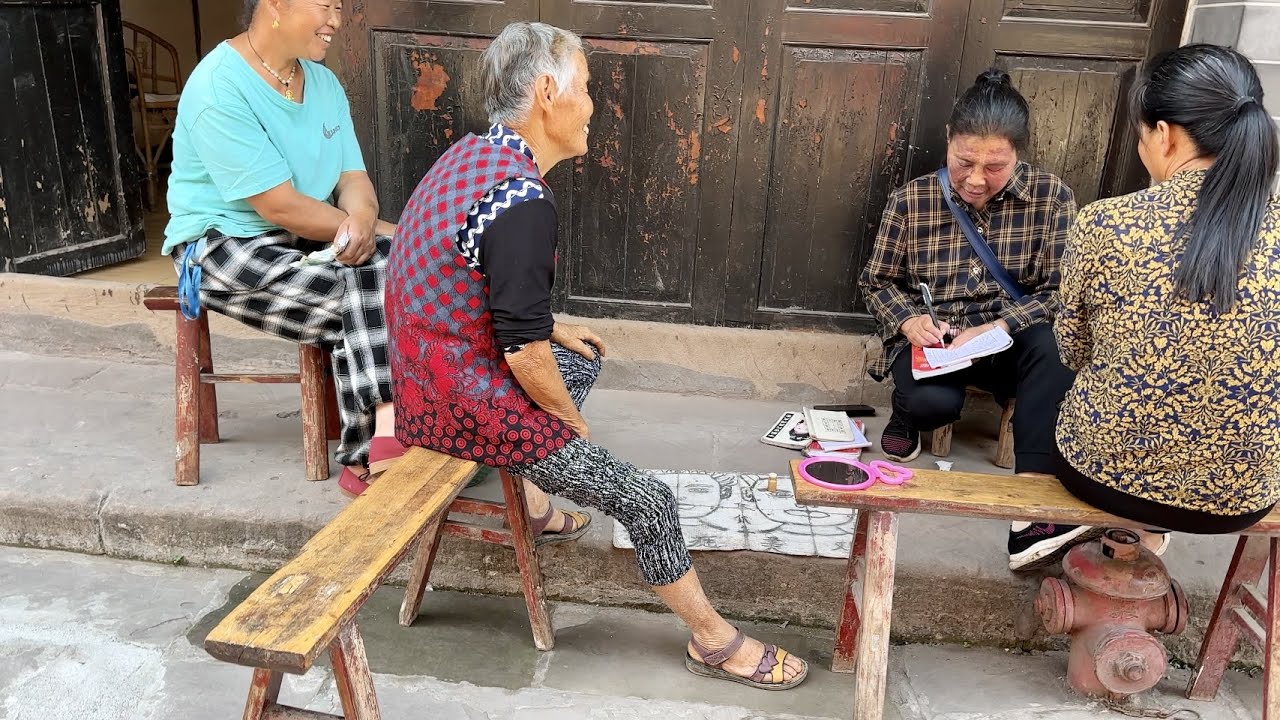 古鎮上棺材店，一口口棺材很大。人氣低落，沒落的码头古镇