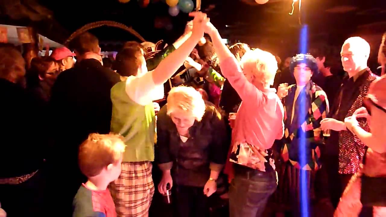 2010 receptie jeugdprins Roy 2 emmertjes water halen.MTS