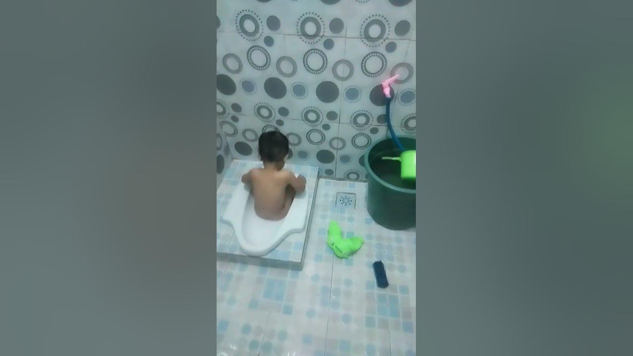 Bocil di wc. Bocil di wc