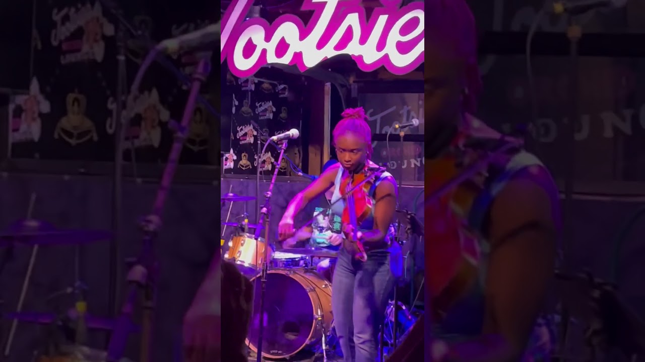 At Tootsie’s on Broadway! #violin #music #cover #nashville #violinist #fiddles