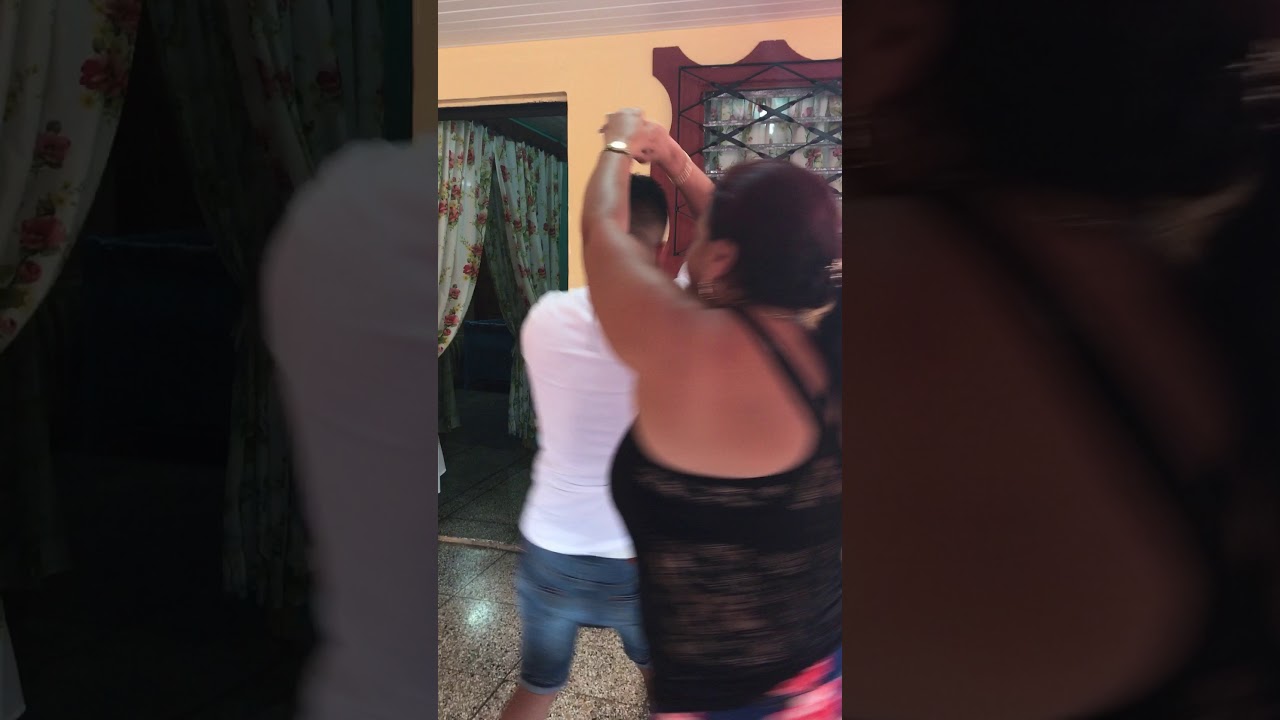 Sorpresa en cuba 🇨🇺 bailando con mi mamá el día de las madres 😍😍
