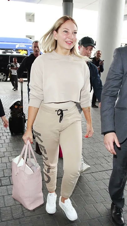 That’s what Sia’s face is like  #sia #siamusic  #pop #unstoppable #fyp #viral #chandelier #parati