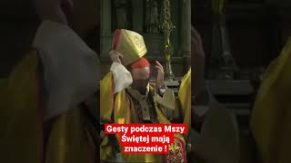 Gesty podczas Mszy Świętej mają znaczenie ! Zerknijcie jak kard. Nycz odłożył mitrę biskupią.