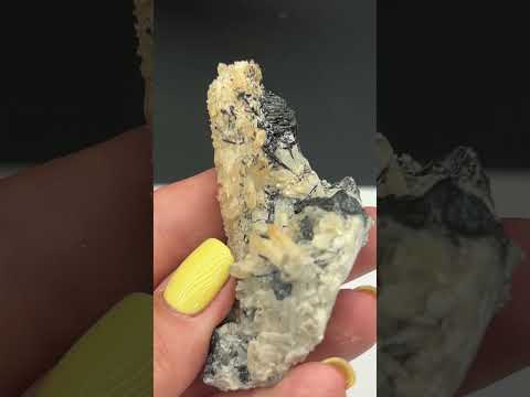 ЧОРНИЙ ТУРМАЛІН із КВАРЦОМ - натуральний камінь - Намібія, видео 1
