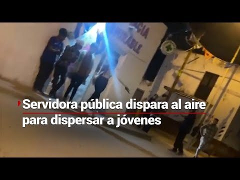 ¡SERVIDORA Y TIRADORA! | Servidora pública dispersa a jóvenes con disparos al aire