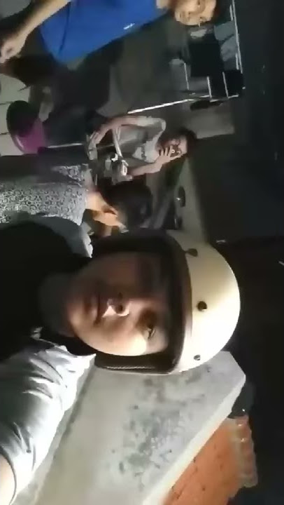 VIRAL!!Orang Gila ini menyanyikan lagu dj aisyah