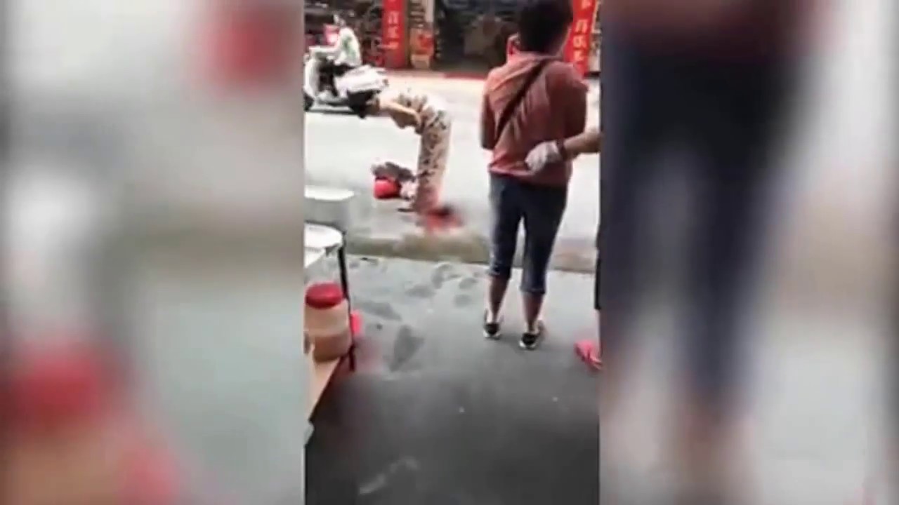 Woman GIVES BIRTH on street in China, while walking! 😮😮 - YouTube