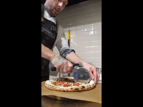 Video: At Lave Pizza Derhjemme: Tips Fra En Verdensmester Pizzaiolo
