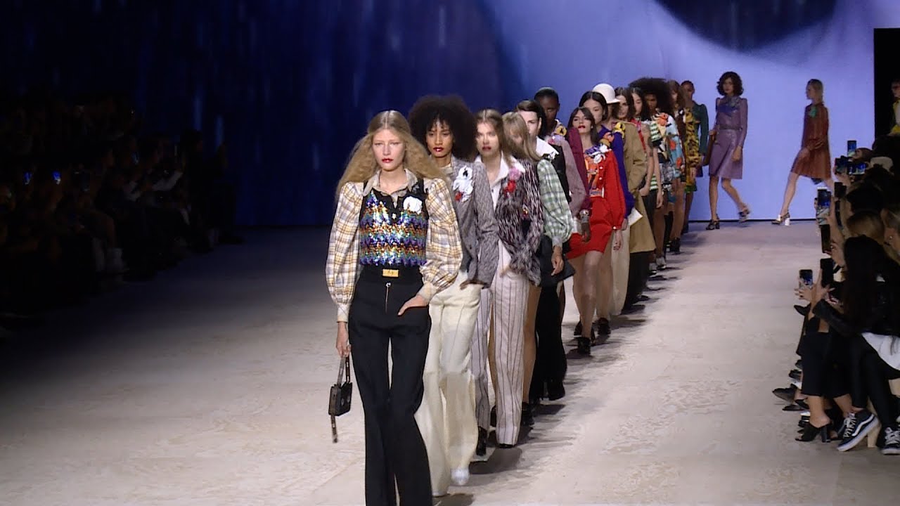 Louis Vuitton - Collection Femme Printemps/Eté 2020 à Paris - YouTube