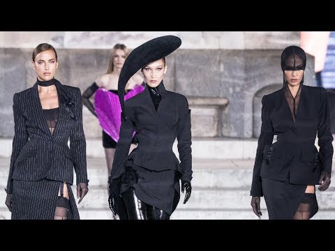 Vidéo: Irina Shayk Et Bella Hadid Essaient Des Robes à Fleurs Et Des Chemises En Satin Dans La Nouvelle Collection Versace