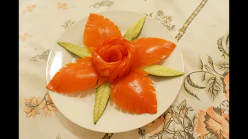 Como decorar uma salada com tomate?
