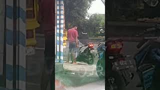 Viral 2 Remaja Beradu Kasih Di Tempat Umum. Tertangkap Kamera Cctv.