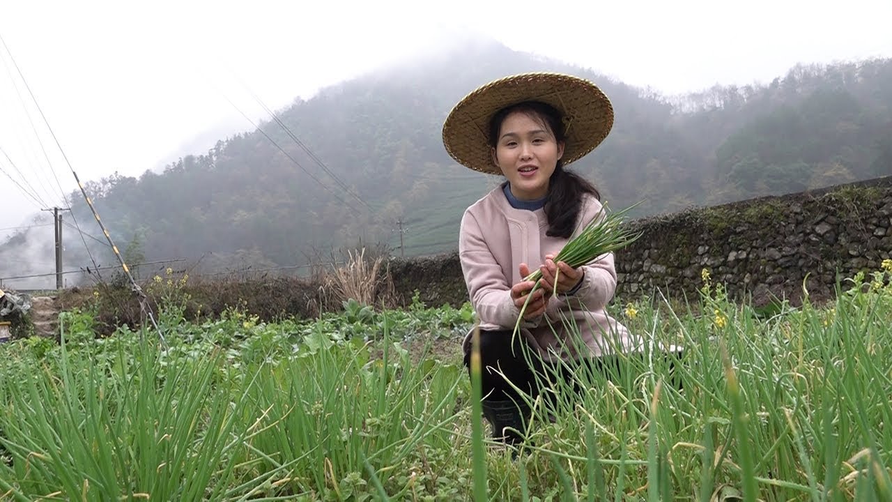 The rural girl teaches you the usual practice of making onion noodles. video editing software free