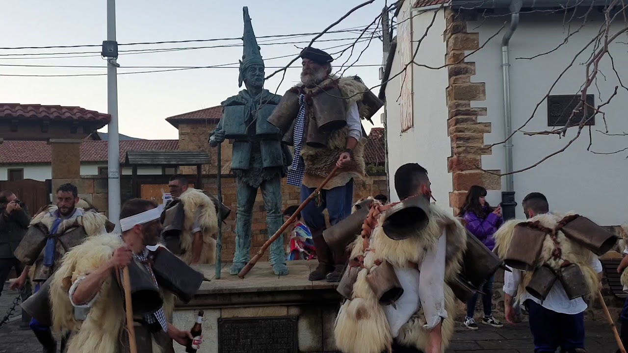 ZARRAMACOS RODEANDO LA ESCULTURA