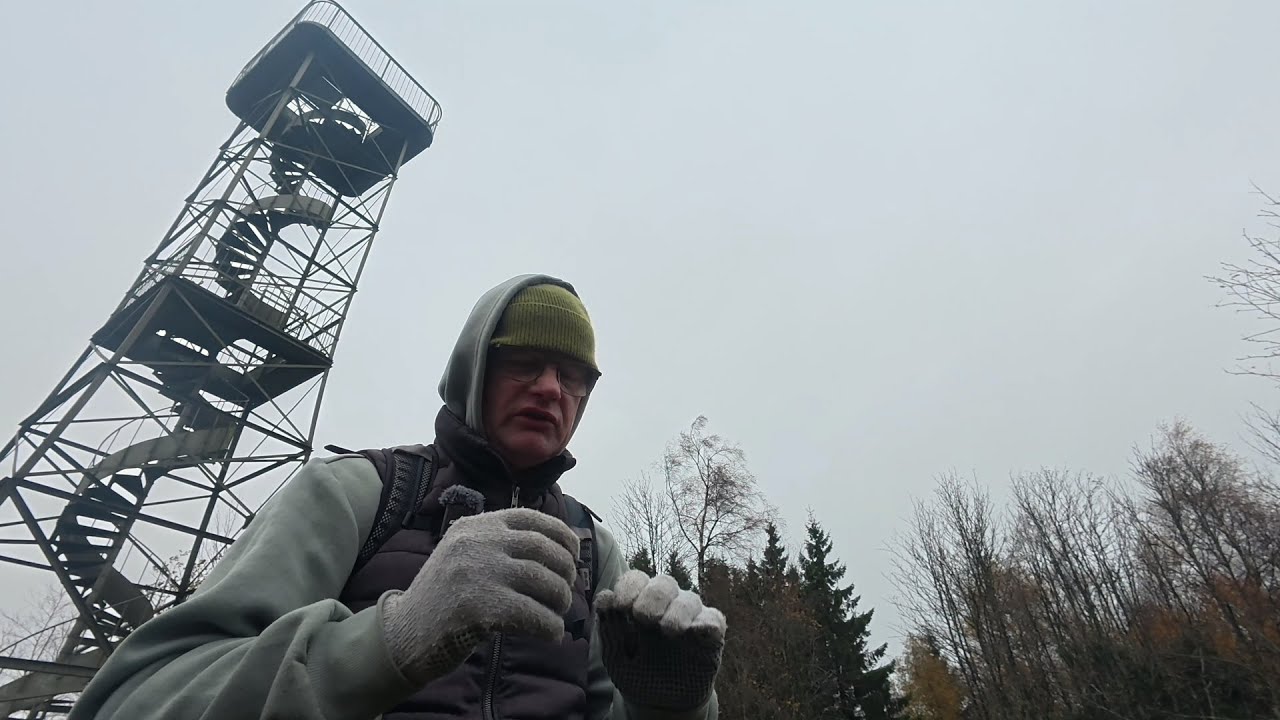 Abgefrorene Finger am Gillerturm bei Schneegestöber im Sauerland