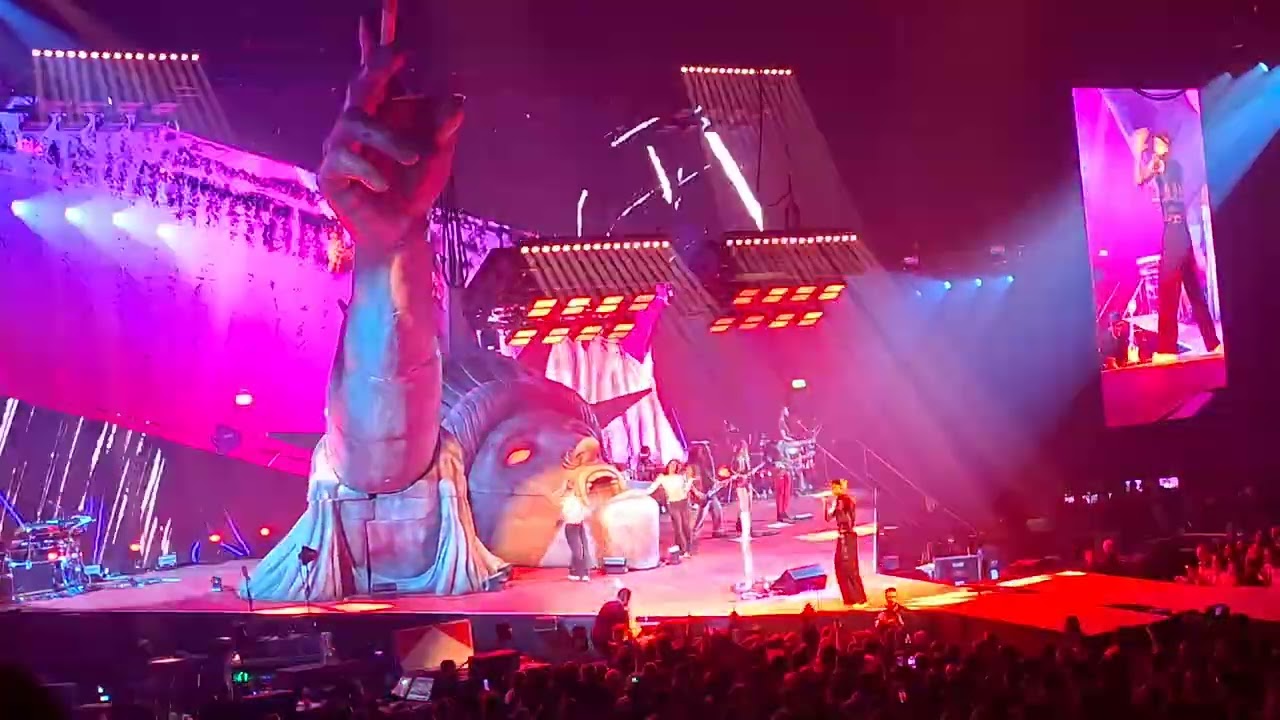 mgk - cliché / sweet coraline / vampire diaries (Live, Hamburg, Barclays Arena, 25.02.26)