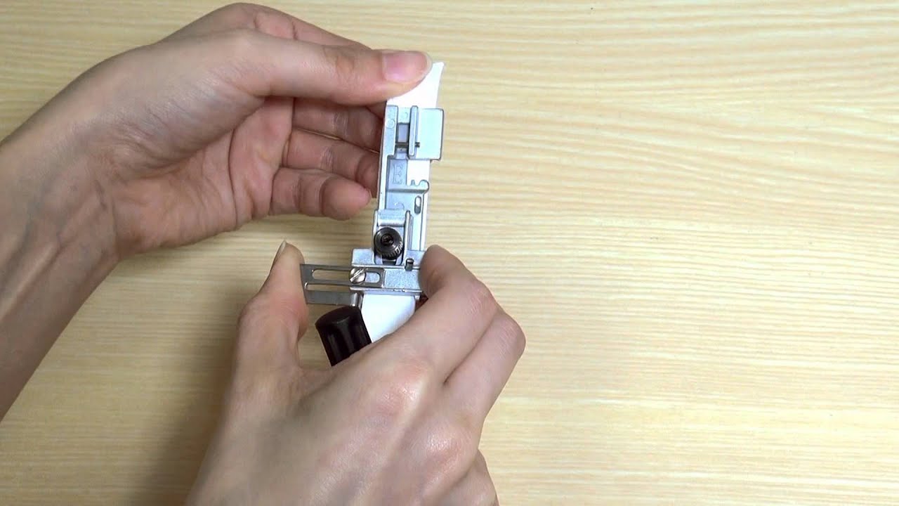 ゴム押えの使い方：ゴムテープを縫い付ける - YouTube