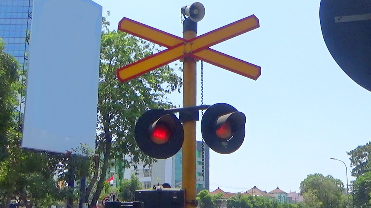 Perlintasan Kereta Api NATAYA PUTRA RSI Wonokromo Surabaya