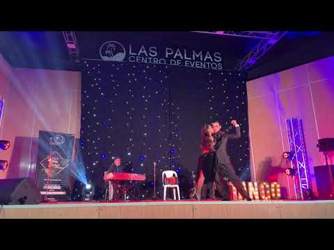 Campeónes Juan David y Paulina bailando la Bordona