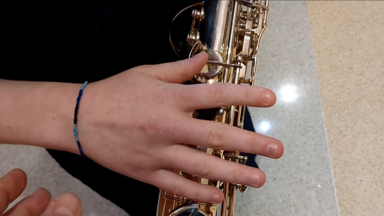 How to adjust saxophone thumb hook to help small hands play right hand