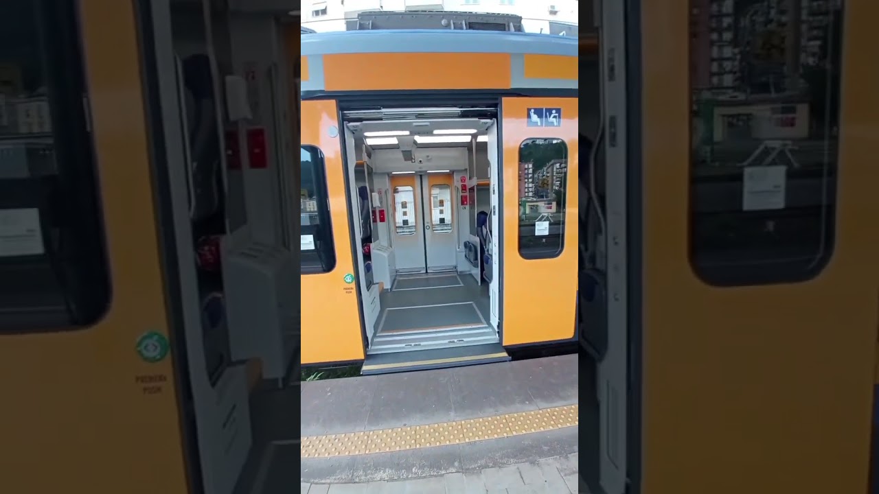 Alstom ETR 104 doors opening and closing 