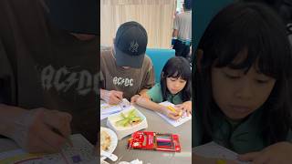 Papah &amp; miwa mewarnai ditempat makan #mewarnai #gambar