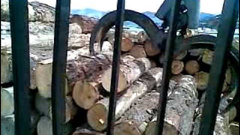 Lyttelton Log yard Loading log truck with Liebherr