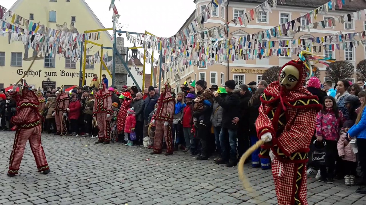 Die Fosanegl aus Kinding vertreiben beim Gredinger Faschingsumzug die Schrecken des Winters.