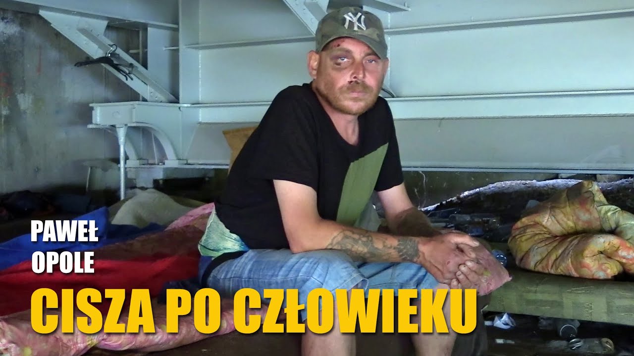 Śpi pod mostem w centrum miasta