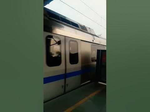 metro entering the preet vihar metro station in blue line - YouTube